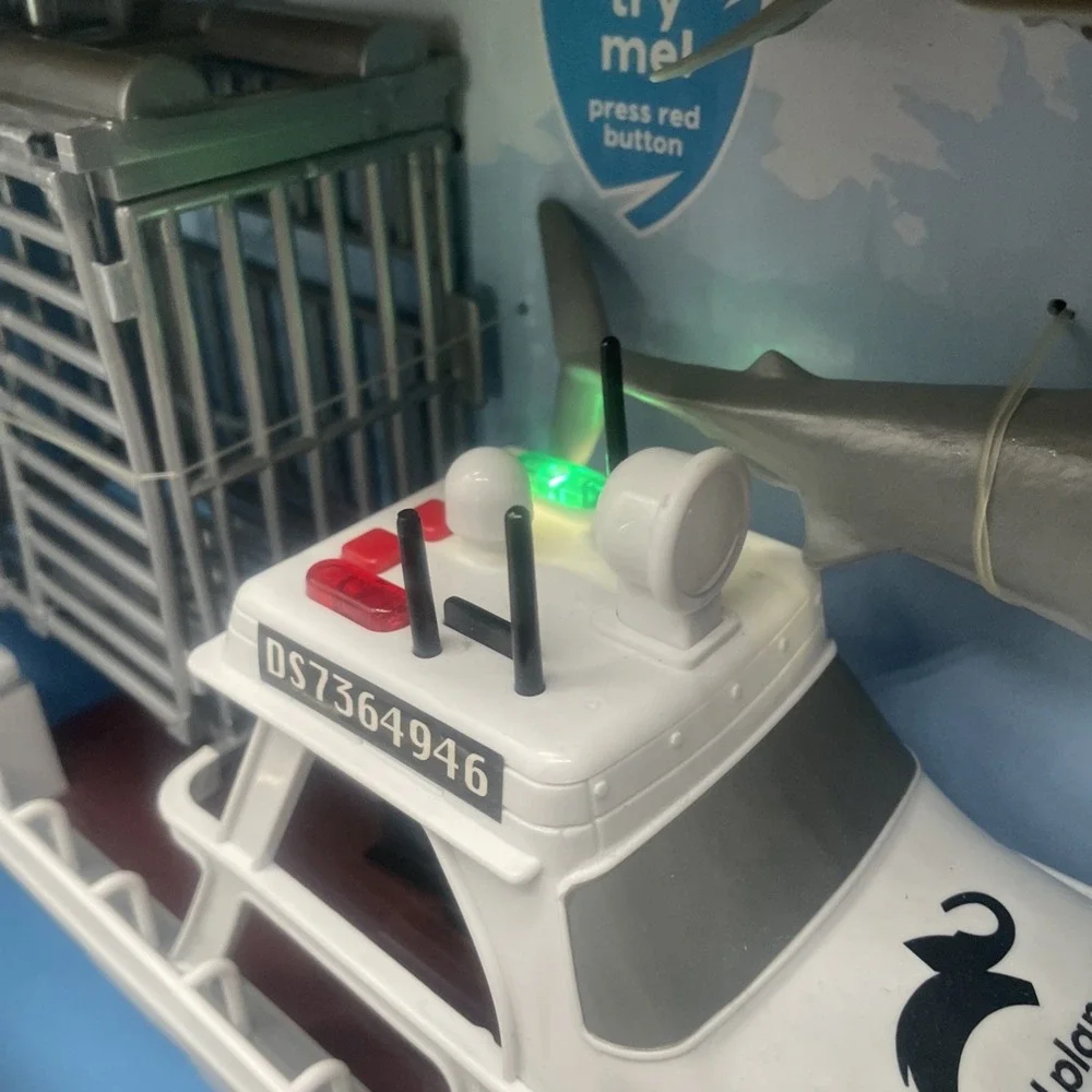 Animal Planet Shark Research Boat Playset with 2 Sharks, Lights‎ & Sound NEW